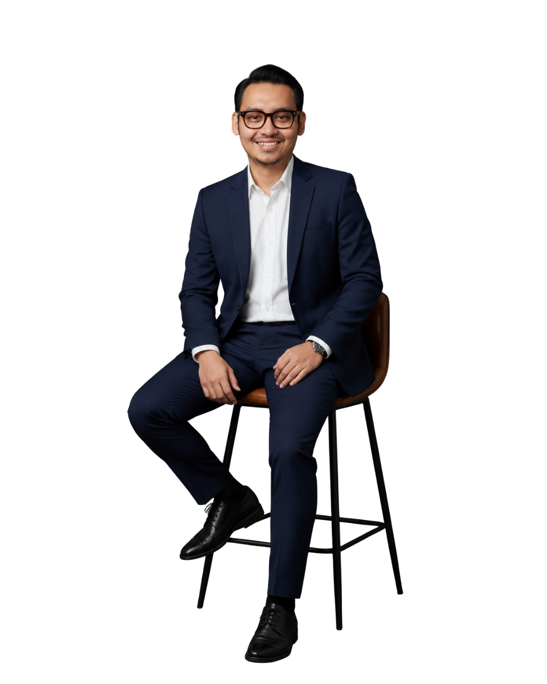 Aditya Iman duduk mengenakan setelan navy