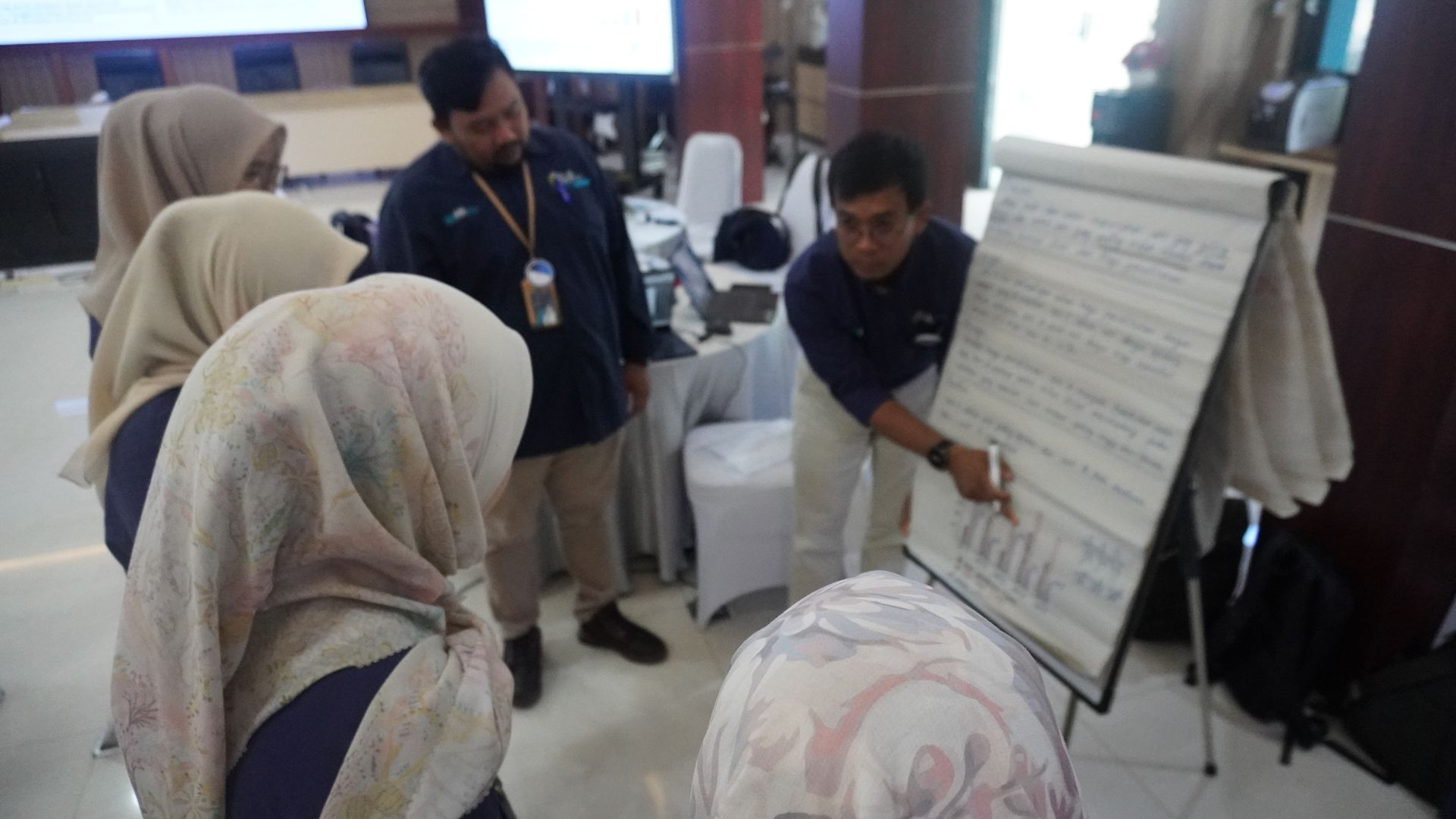 Diskusi kelompok — dokumentasi pelatihan Aditya Iman
