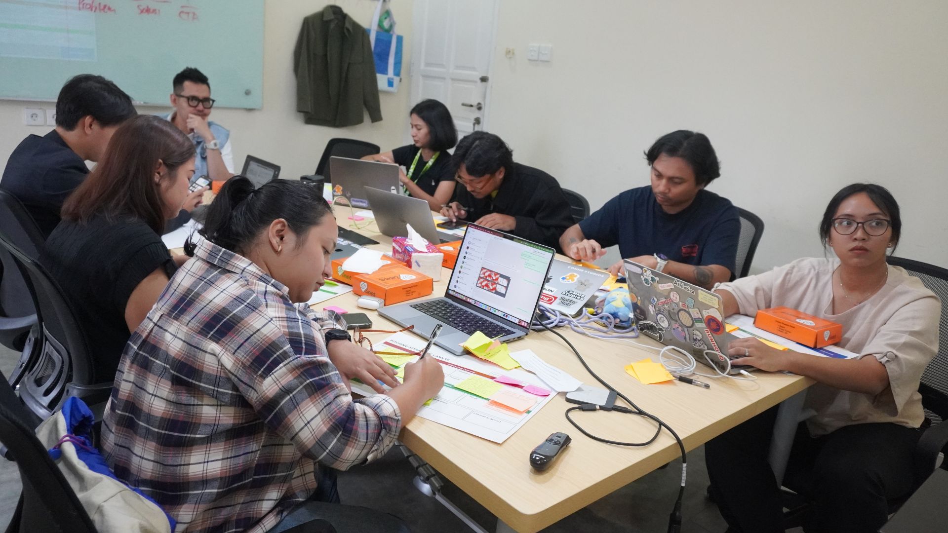 Praktik presentasi — dokumentasi pelatihan Aditya Iman